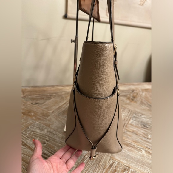 Michael Kors Voyager Tote Bag - Picture 8 of 16
